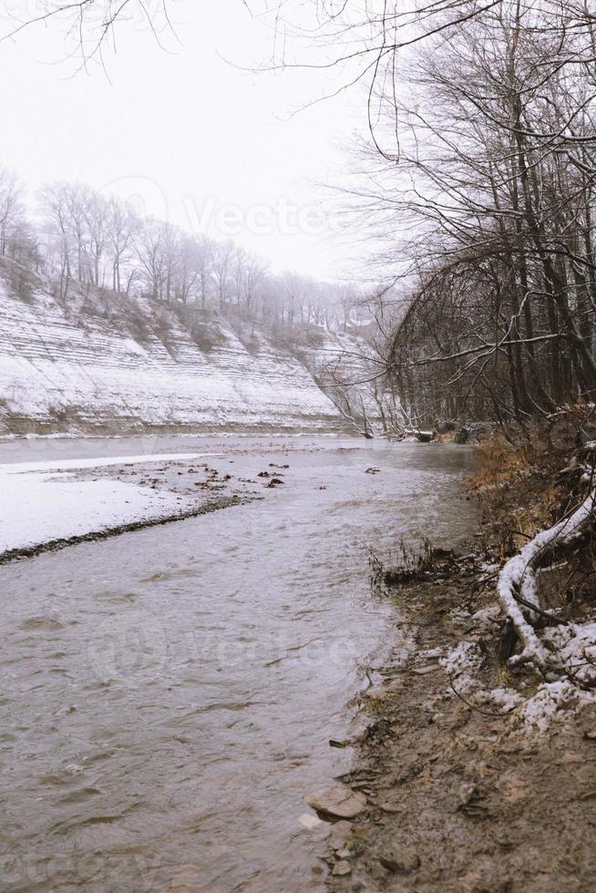 Winterlandschaft mit Fluss foto