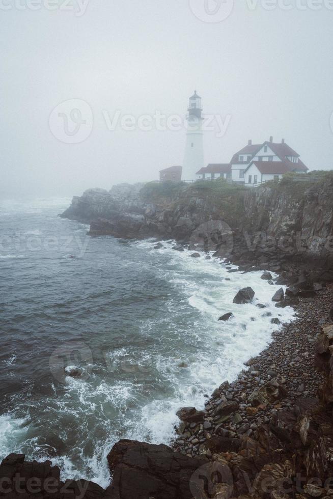 Nebeliger Blick auf den Leuchtturm foto