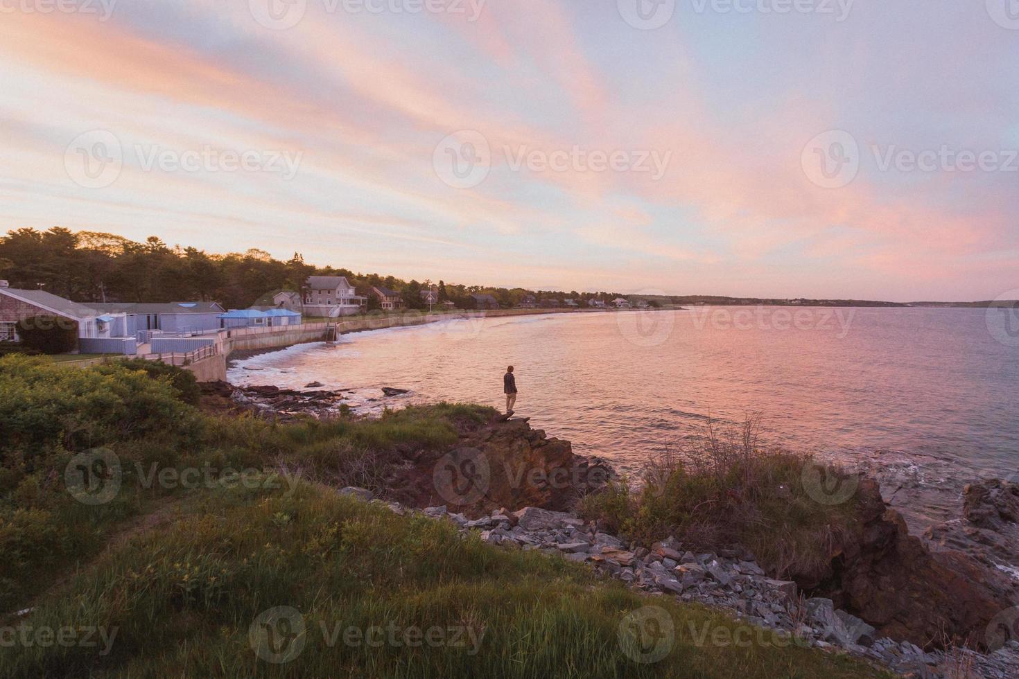 Person am Ufer bei Sonnenuntergang foto