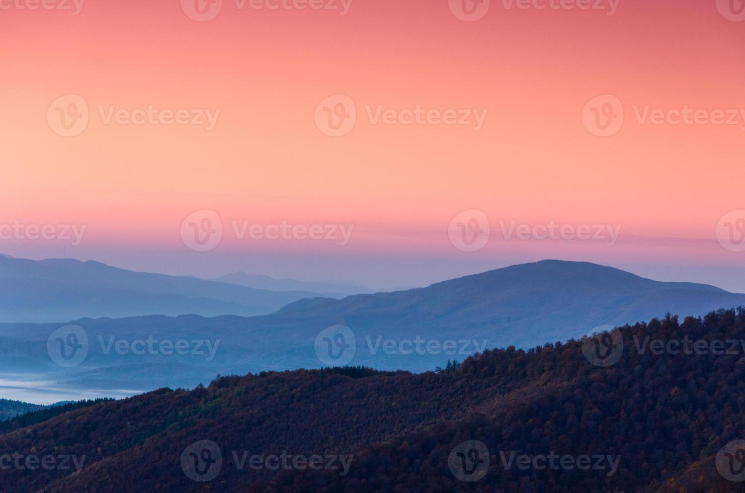 schöne Berglandschaft im Morgengrauen. foto