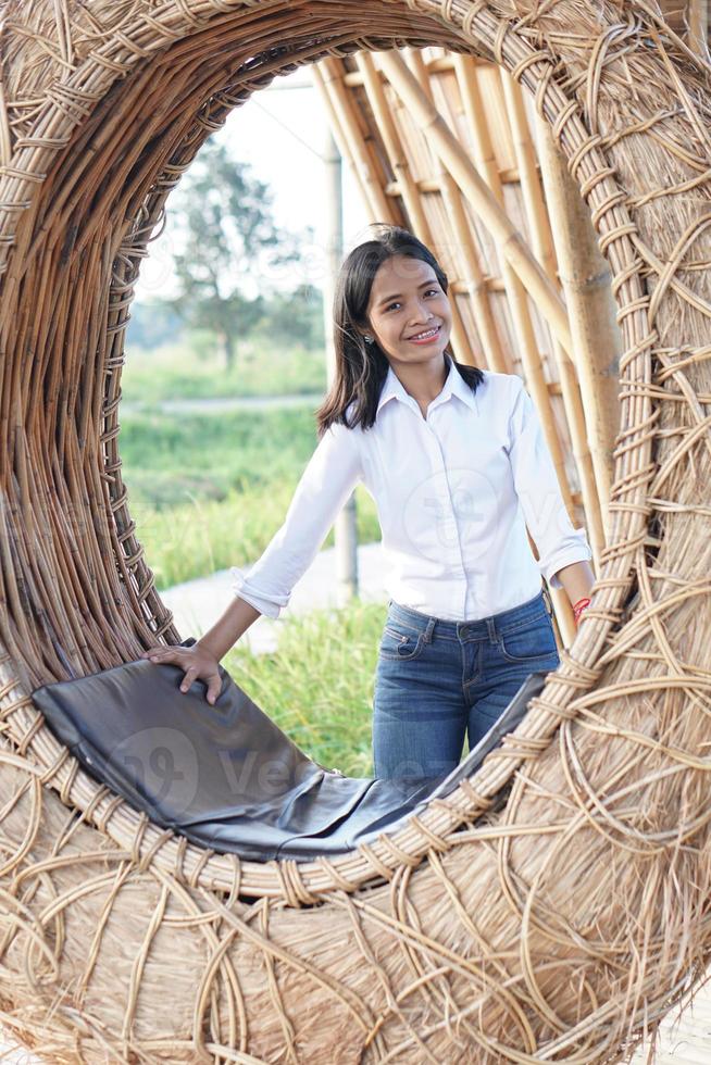 asiatische Frau, die glücklich lächelt foto