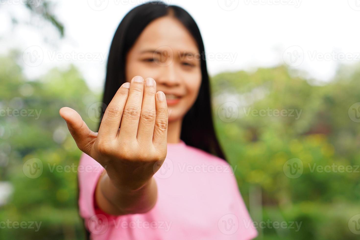 Frau winkte mit der Hand und rief ihn herein. foto