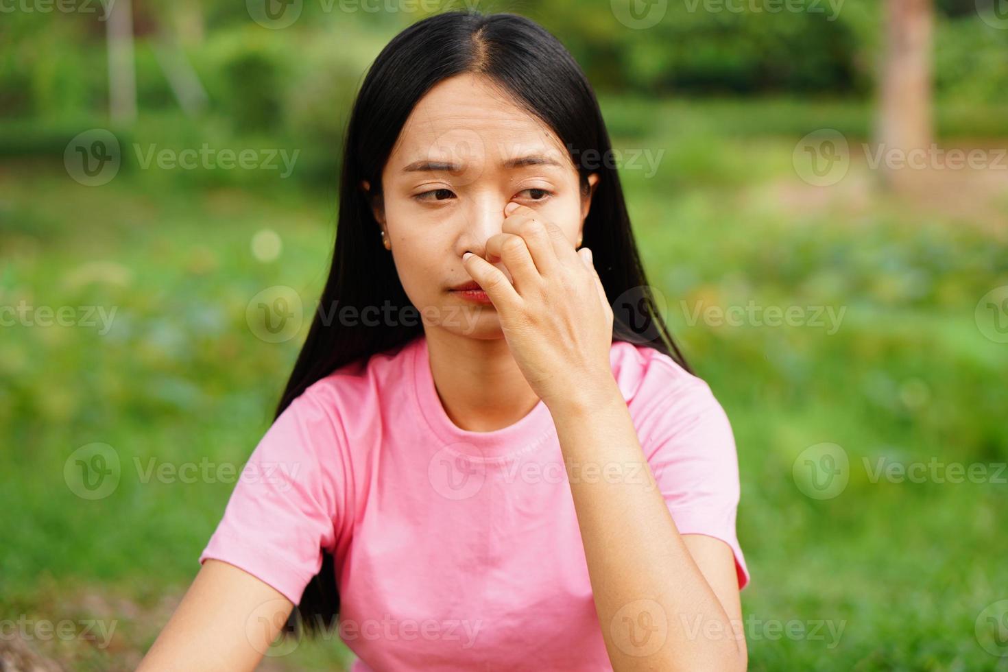 asiatische Frau mit Augenschmerzen foto