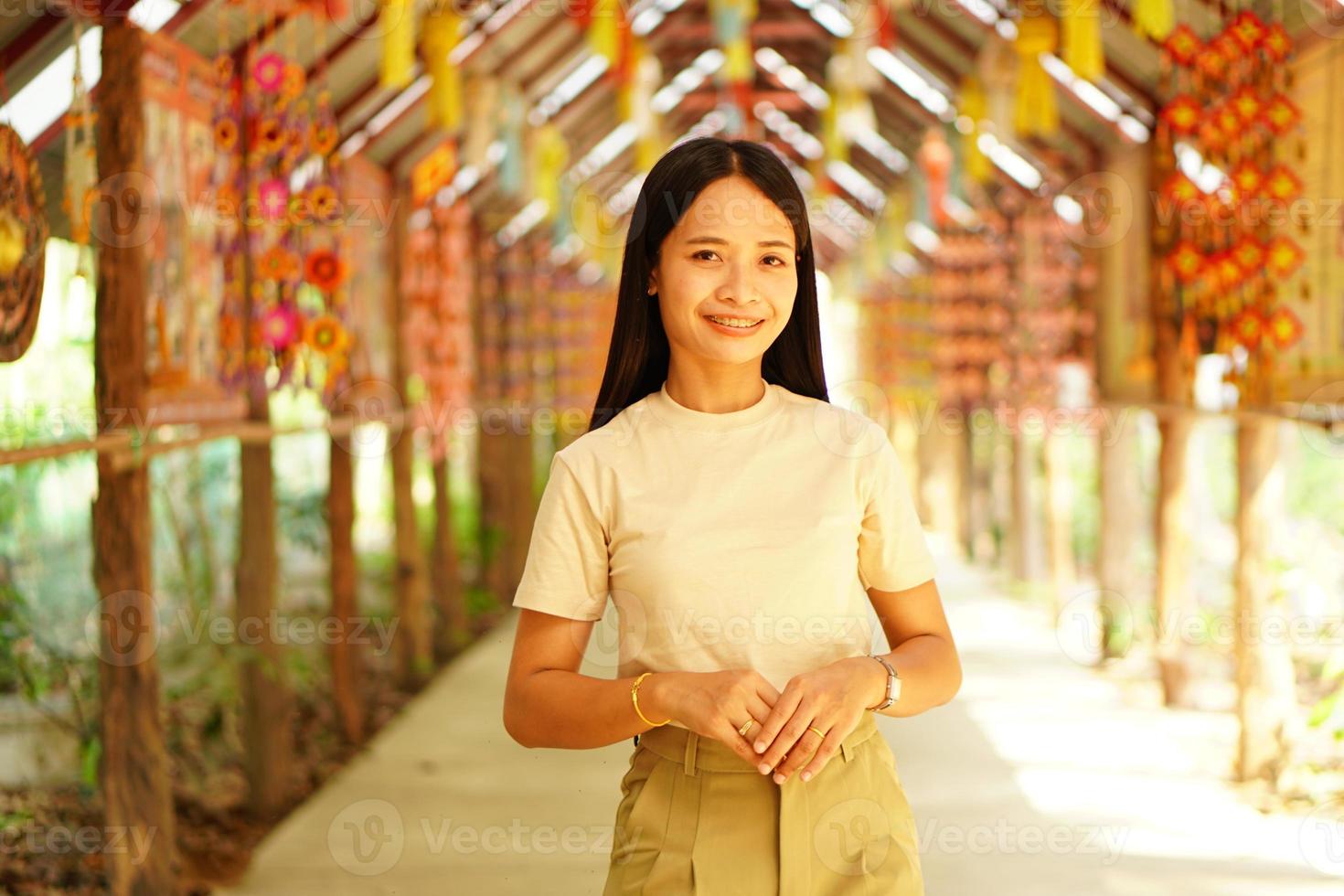 asiatische touristinnen lächeln glücklich. foto