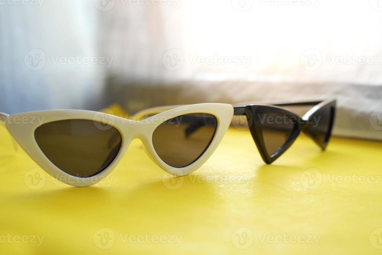 Schwarz-Weiß-Brille im modernen Stil foto