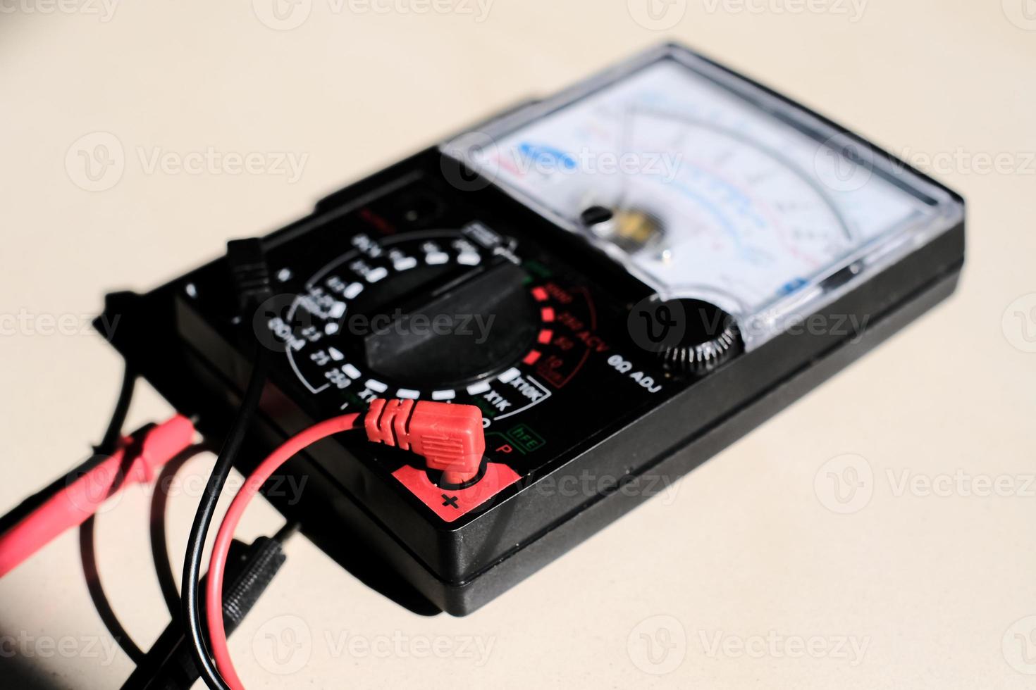 analoges Multimeter-Messgerät zur Überprüfung der Stromstärke an Leistungsschaltern und Leitungssystemen von Hauptstromverteilern. foto