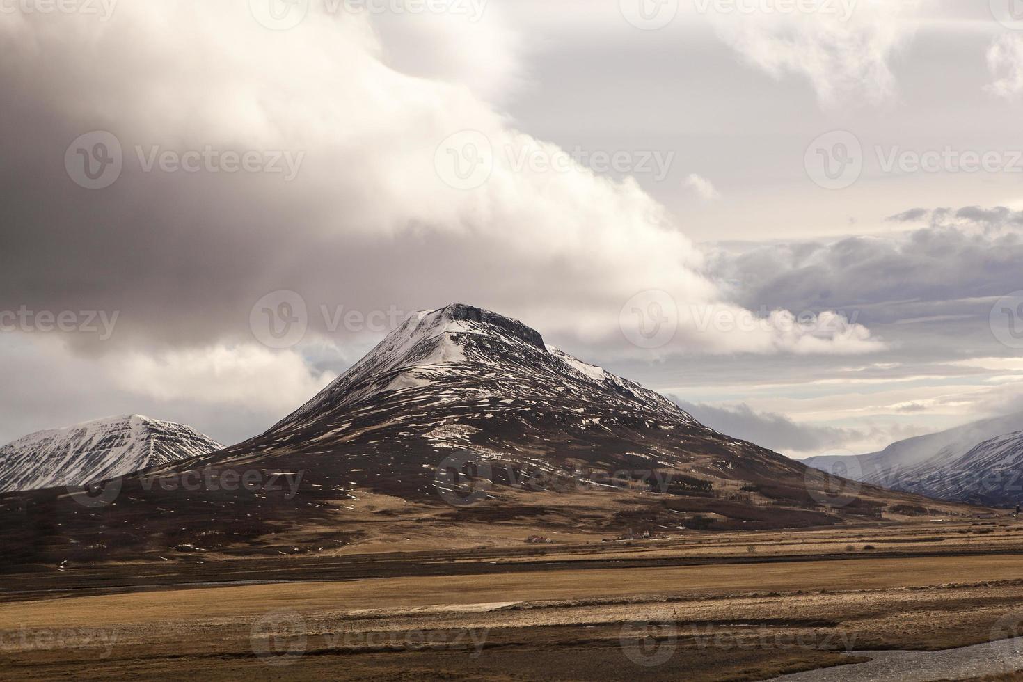 beeindruckende vulkan berglandschaft in island foto
