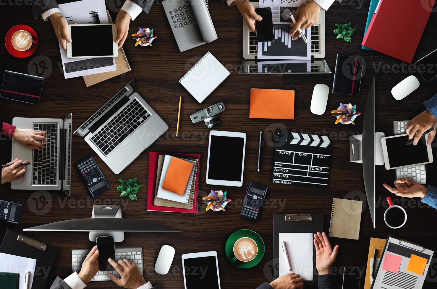 .startup-marketing-ideenpräsentation.frau, die digitalen laptop berührt.draufsicht.vertikal foto