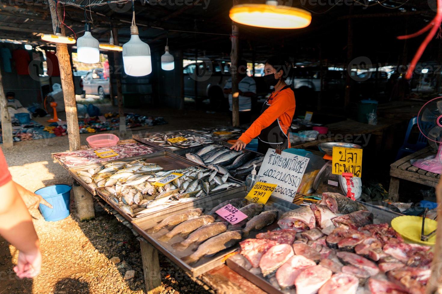 Fischmarkt in Krabi, rohe Meeresfrüchte auf einem Markt in der Nähe des tropischen Meeres foto