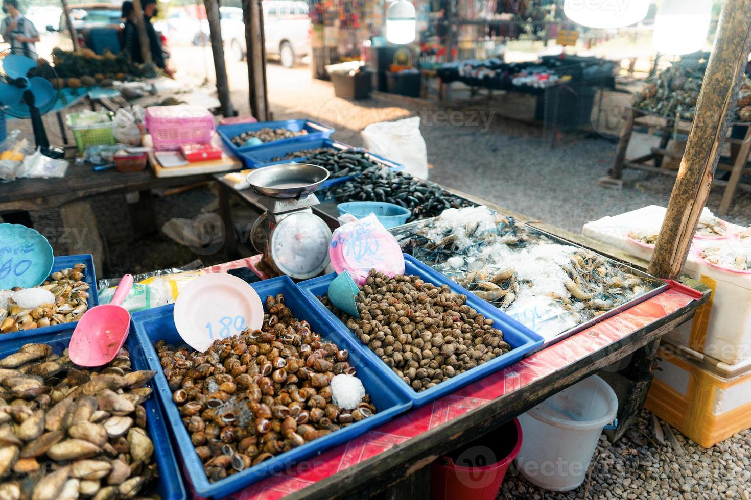 Fischmarkt in Krabi, rohe Meeresfrüchte auf einem Markt in der Nähe des tropischen Meeres foto