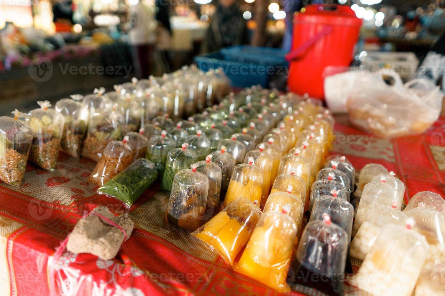 Essen auf einem Straßenmarkt am Abend in Krabi foto