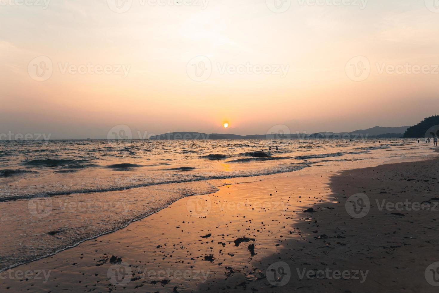 orangefarbener Sonnenuntergang am Meer im Sommer foto