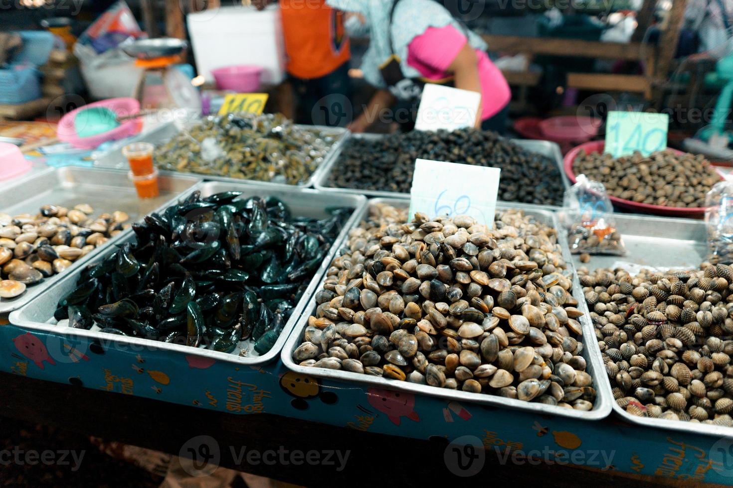 Fischmarkt in Krabi, rohe Meeresfrüchte auf einem Markt in der Nähe des tropischen Meeres foto