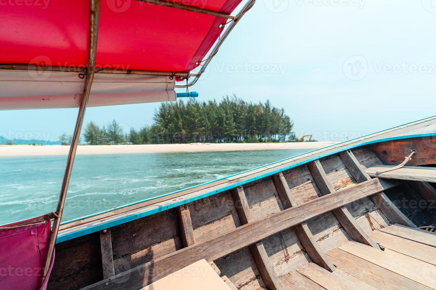 Bootsfahrt, Insel- und Meerblick von einem Longtail-Boot aus foto