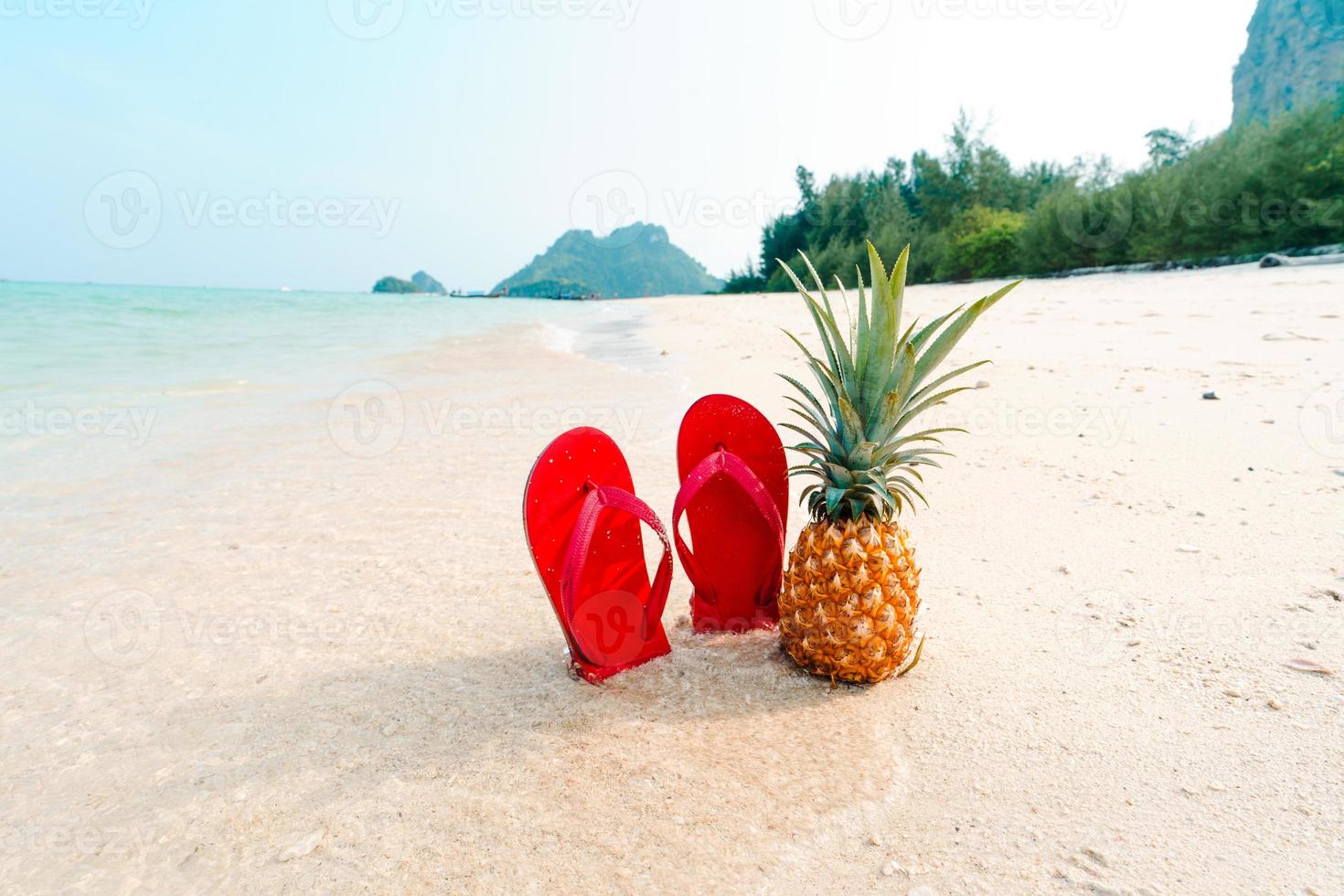 sommerstrandurlaub mit ananas und flipflops am strand foto