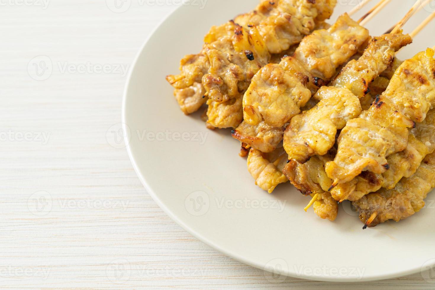 Schweine-Satay mit Erdnusssauce Gurkenscheiben und Zwiebeln in Essig foto