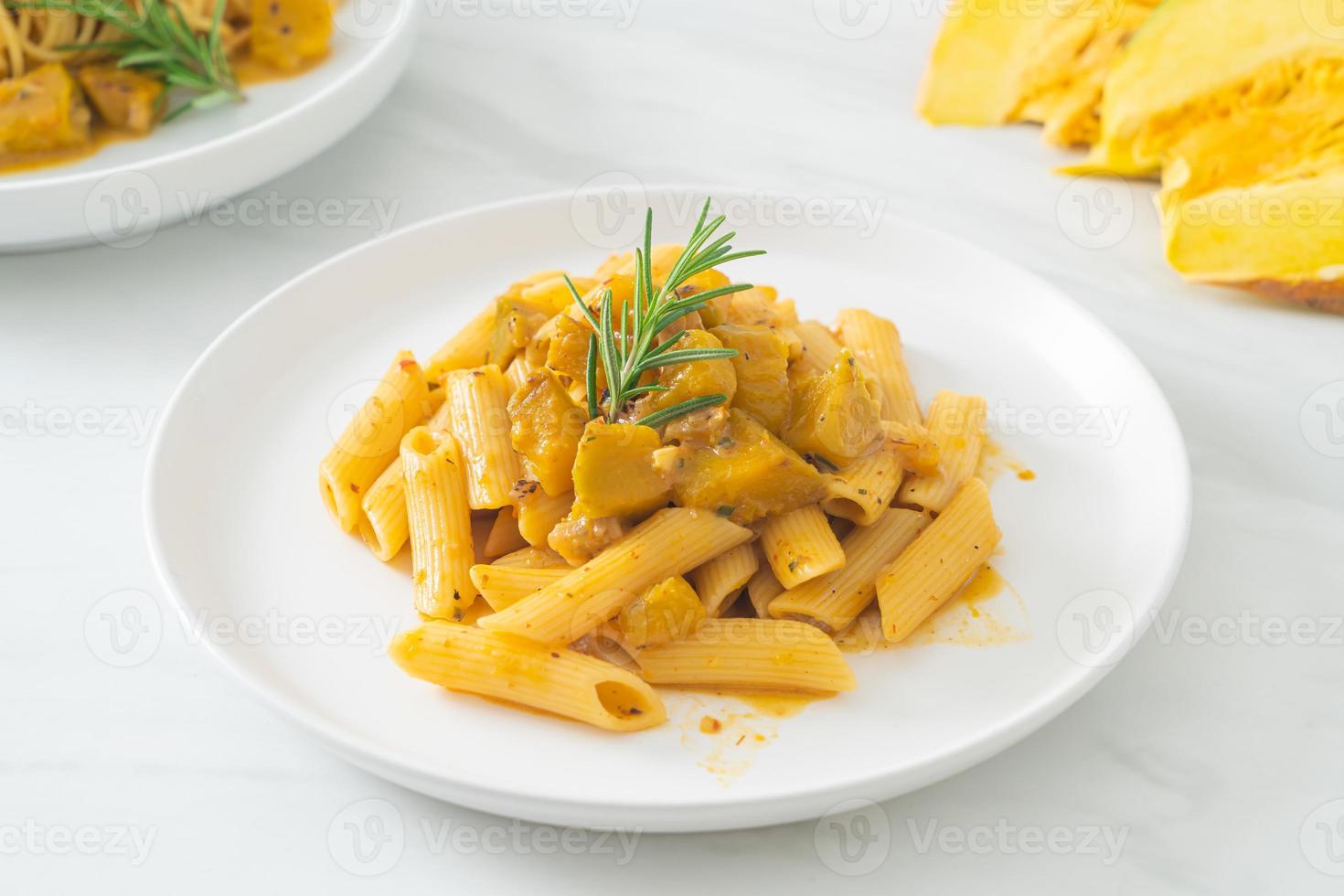 Kürbis-Penne-Nudeln Alfredo-Sauce foto