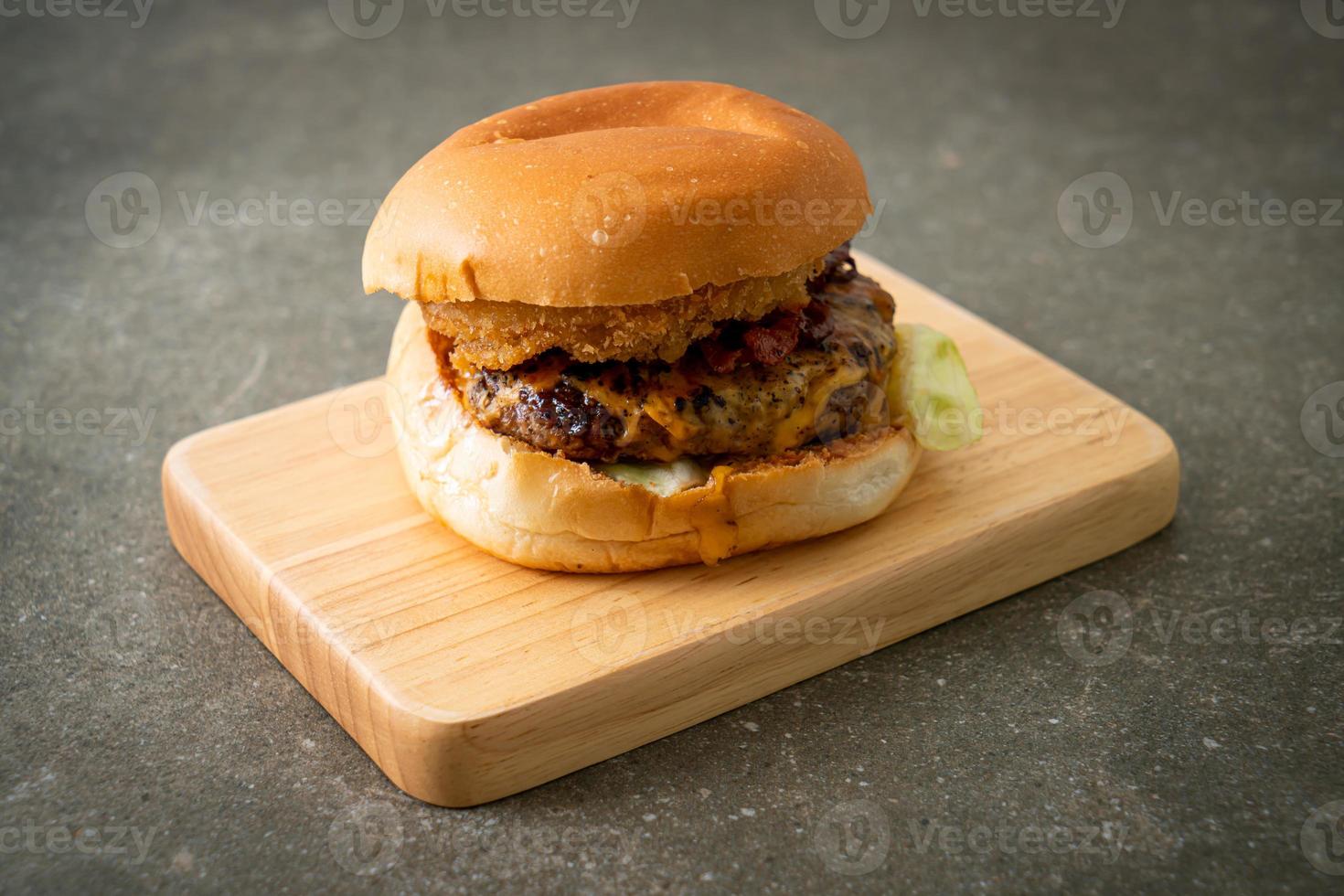 Rindfleischburger mit Käse, Speck und Zwiebelringen foto