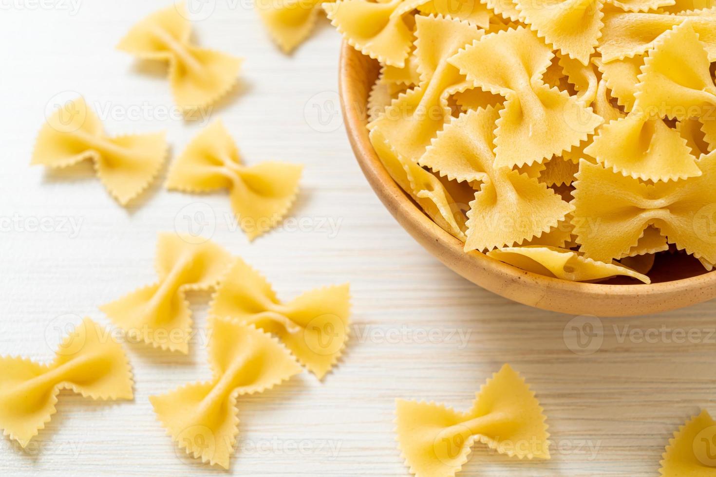 trockene, ungekochte Farfalle-Nudeln in einer Schüssel foto