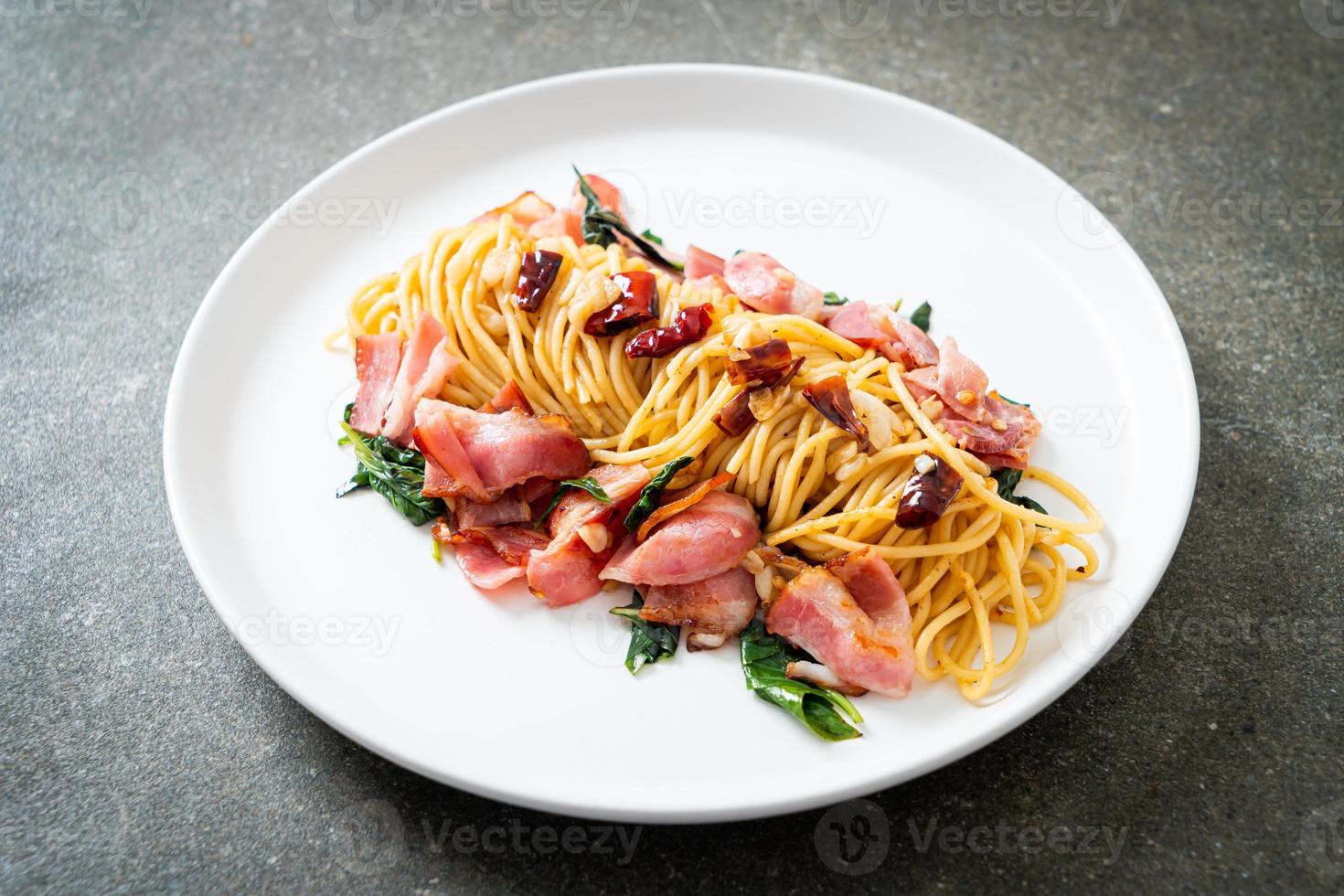 gebratene Spaghetti mit getrocknetem Chili und Speck foto