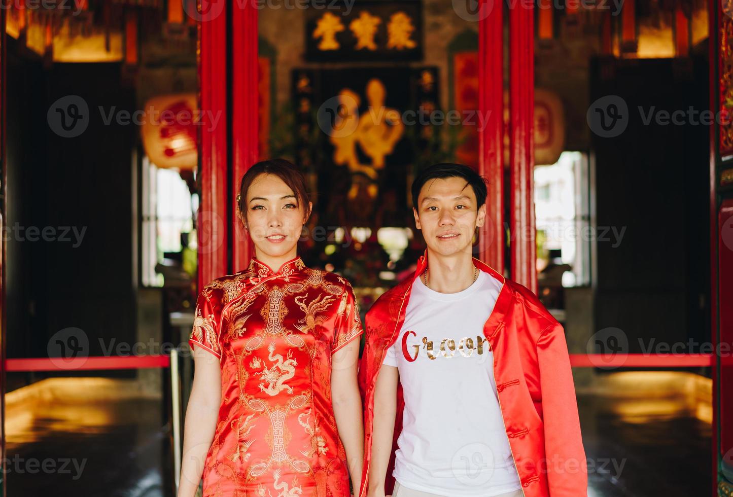 glückliches junges asiatisches paar in chinesischen traditionellen kleidern foto