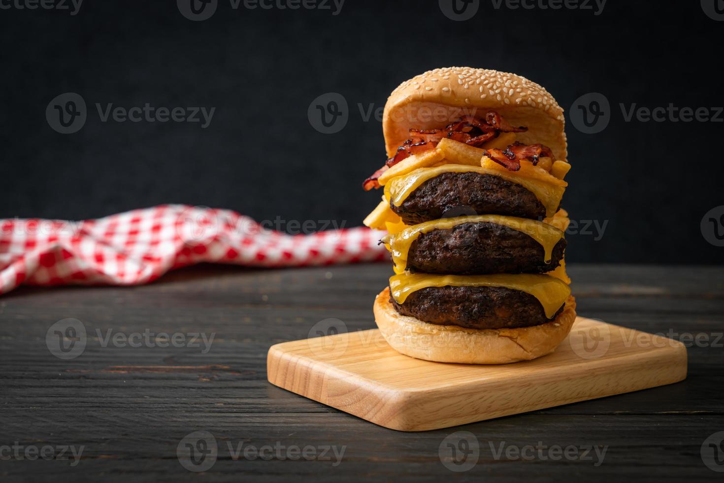 Hamburger oder Beefburger mit Käse, Speck und Pommes frites foto