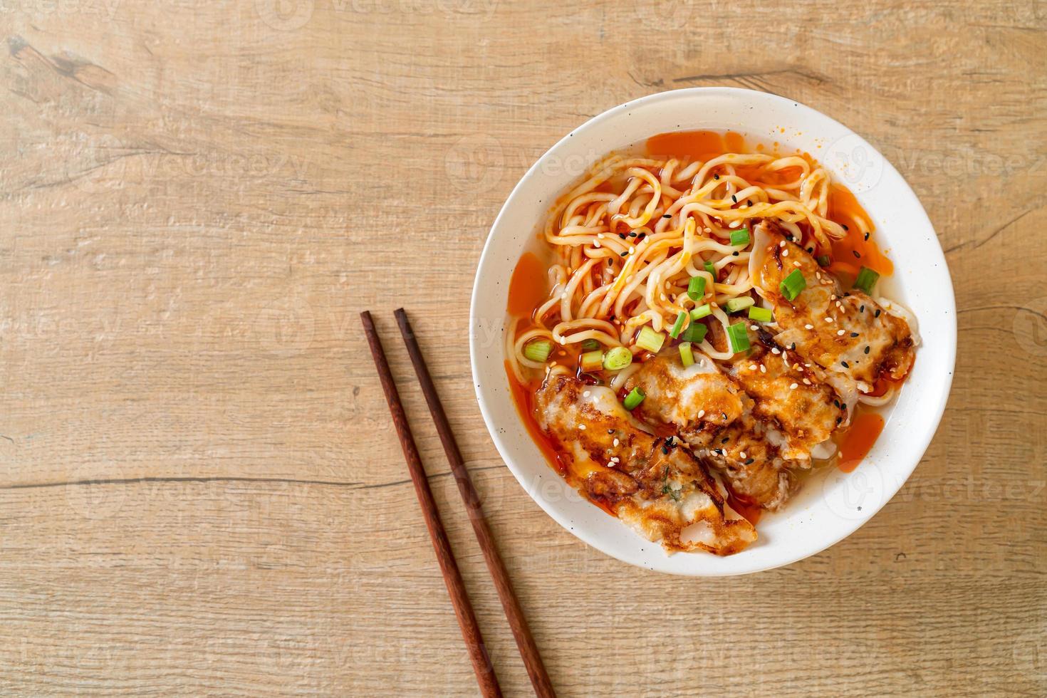 Ramen-Nudeln mit Gyoza oder Schweineknödel foto