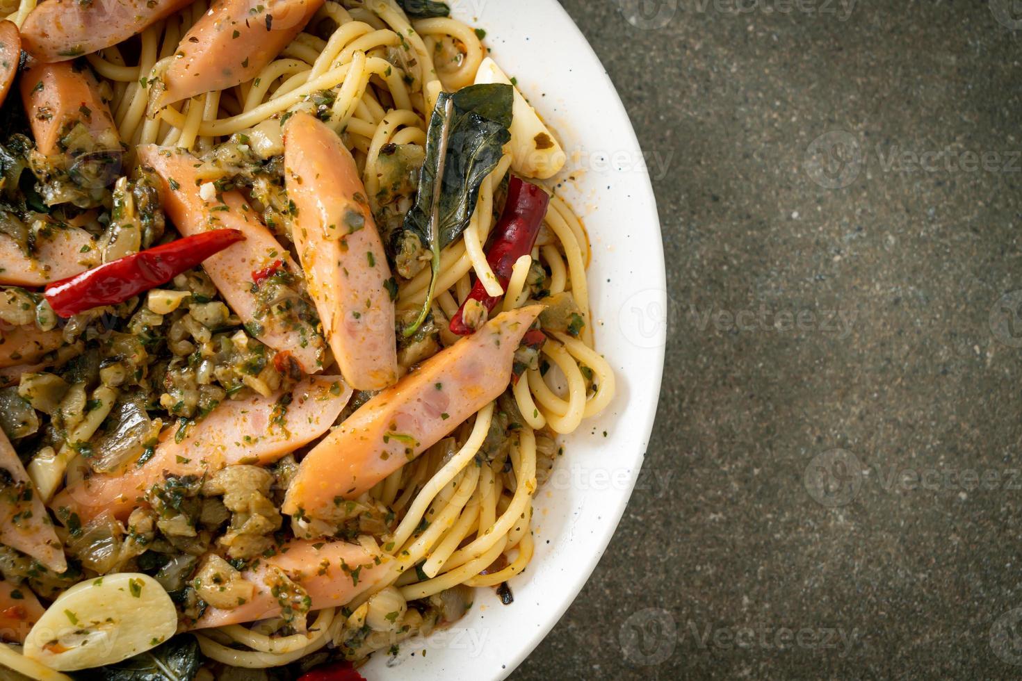 Spaghetti mit Knoblauch und Wurst foto