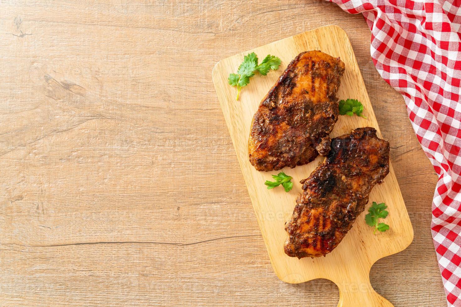 würzig gegrilltes jamaikanisches Jerk Chicken foto