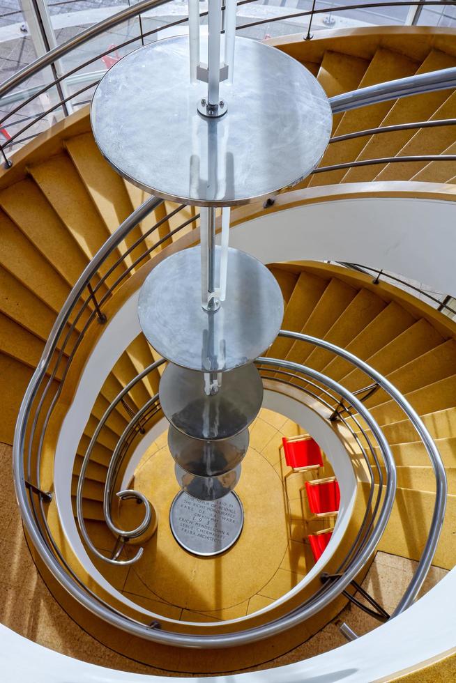 bexhill on sea, east sussex, uk, 2008. treppe im pavillon de la warr foto