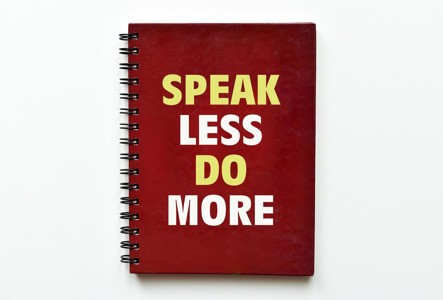 weniger sprechen, mehr tun. inspirierendes und motivierendes Zitat. foto