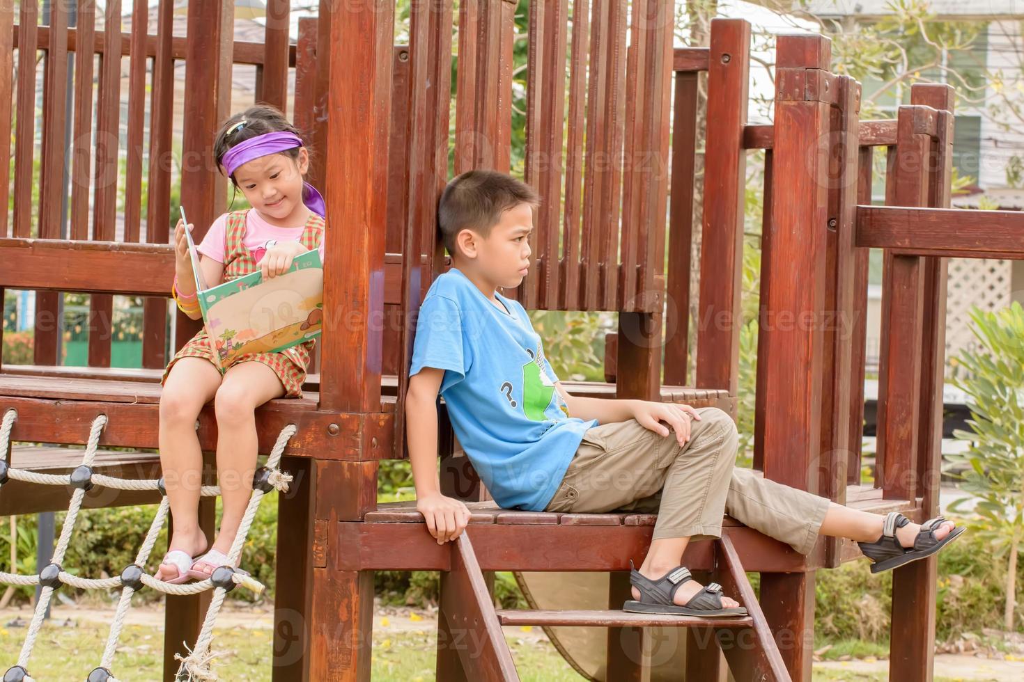 Kinder lesen Bücher foto