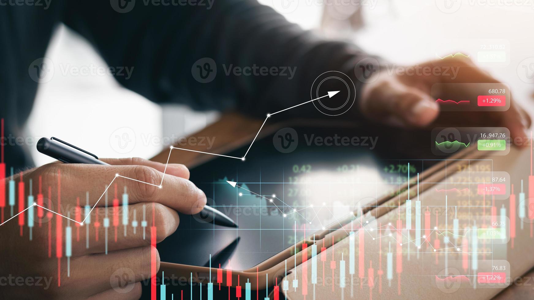 Geschäftsmann verwendet Tablet, um Verkaufsdaten zu analysieren und das Wirtschaftswachstum grafisch darzustellen. Planung und Analyse der Geschäftsstrategie für Devisenhandel, Finanzen und Bankwesen. digitale Marketingtechnologie. foto