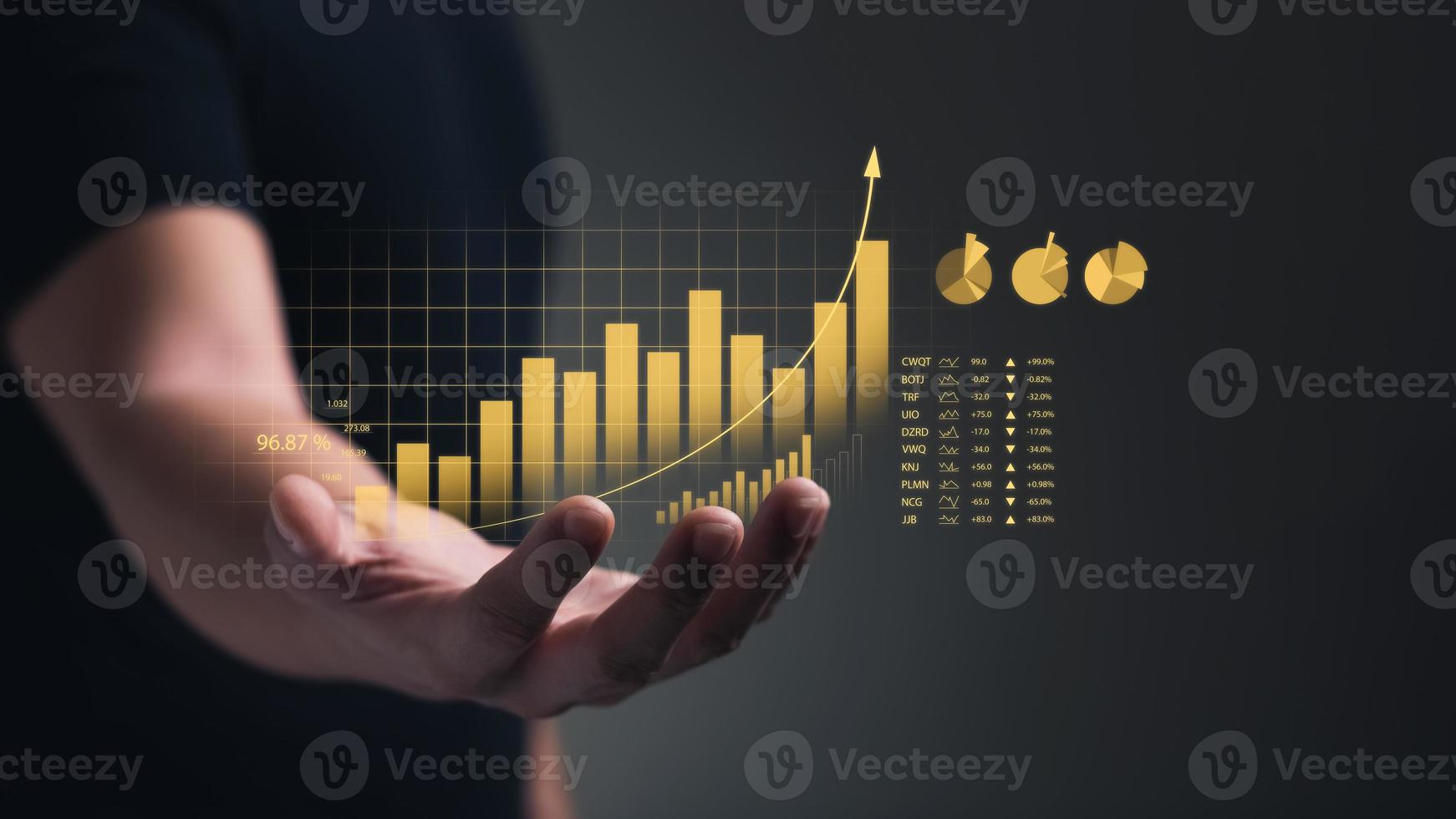 geschäftsmann analysiert verkaufsdaten und stellt das wirtschaftswachstum dar. Planung und Analyse der Geschäftsstrategie für Devisenhandel, Finanzen und Bankgeschäfte. digitale Marketingtechnologie. foto