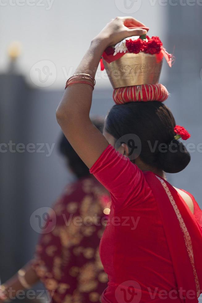 tamilischer Anhänger während einer religiösen Prozession foto