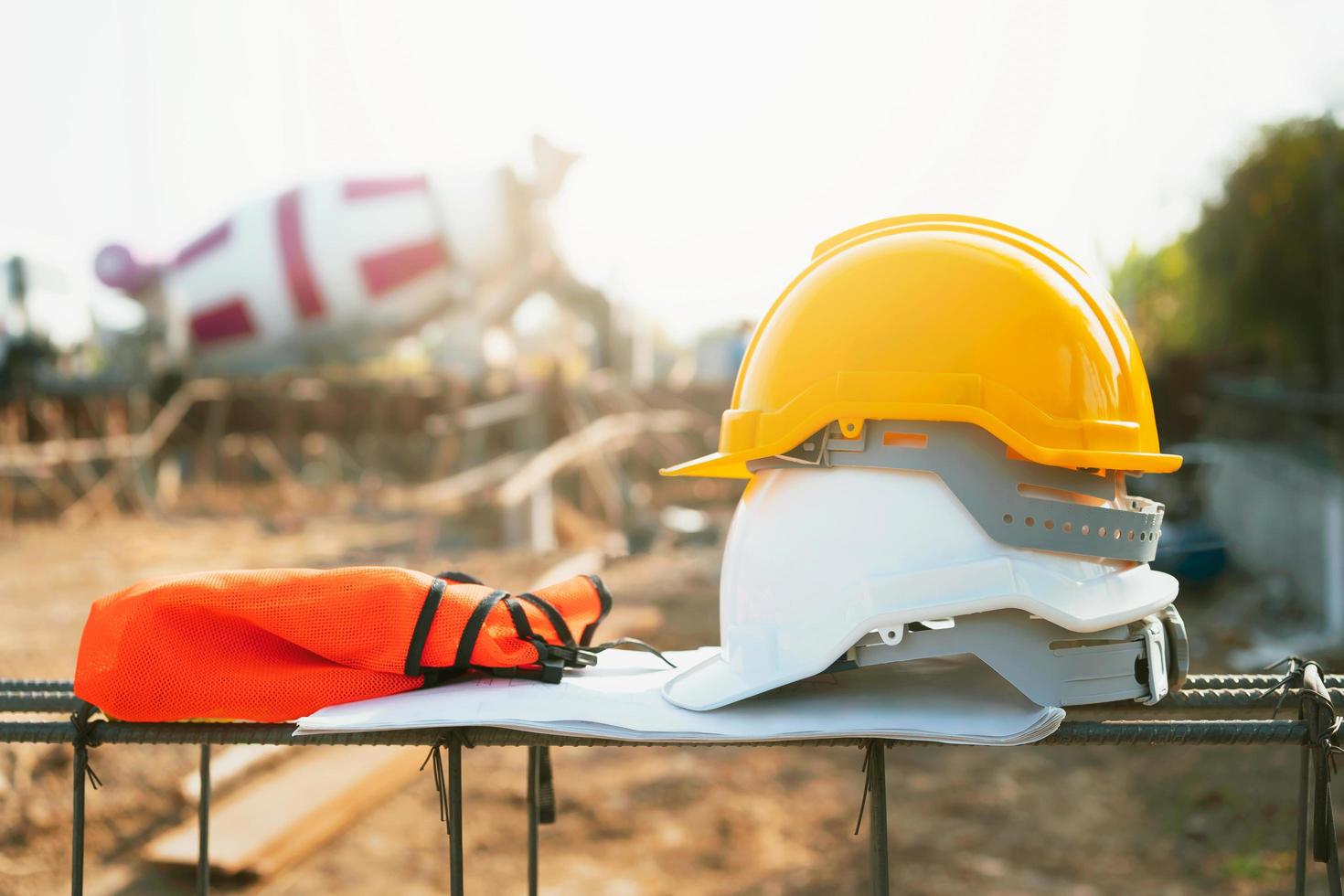 Weißer und gelber Helm auf Stahl auf der Baustelle foto