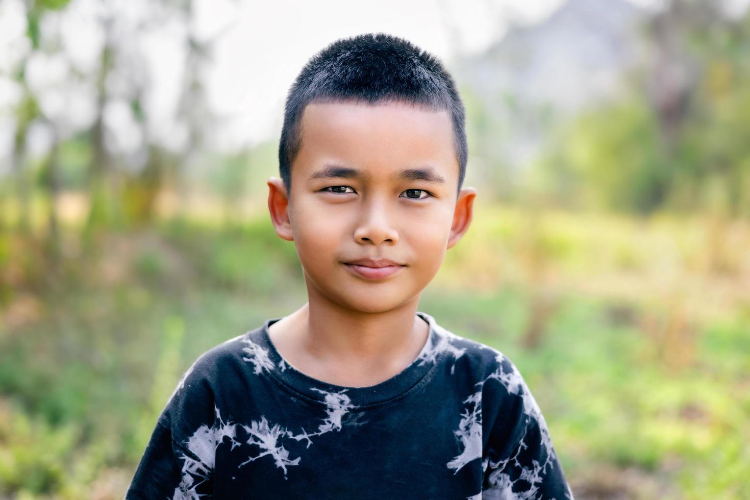 Nahaufnahme asiatisches Jungenporträt im Park foto