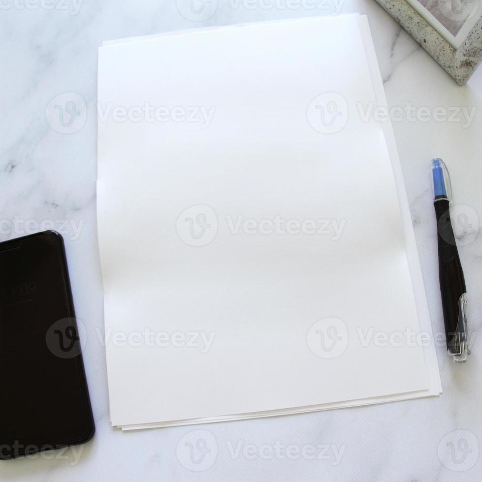 a4-papier auf dem tisch, büromaterial, flach liegend foto
