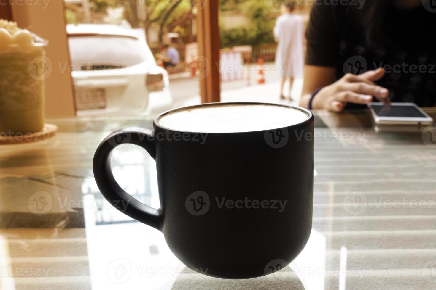 heißer kaffee im glas auf glastisch mit innerem muster. foto