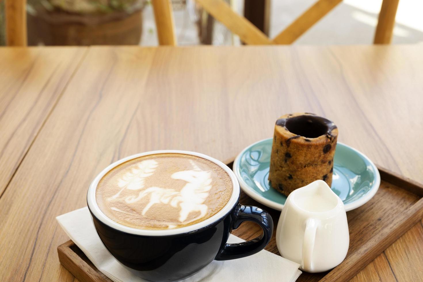 Hot Latte mit Keksen auf einem Holztisch foto