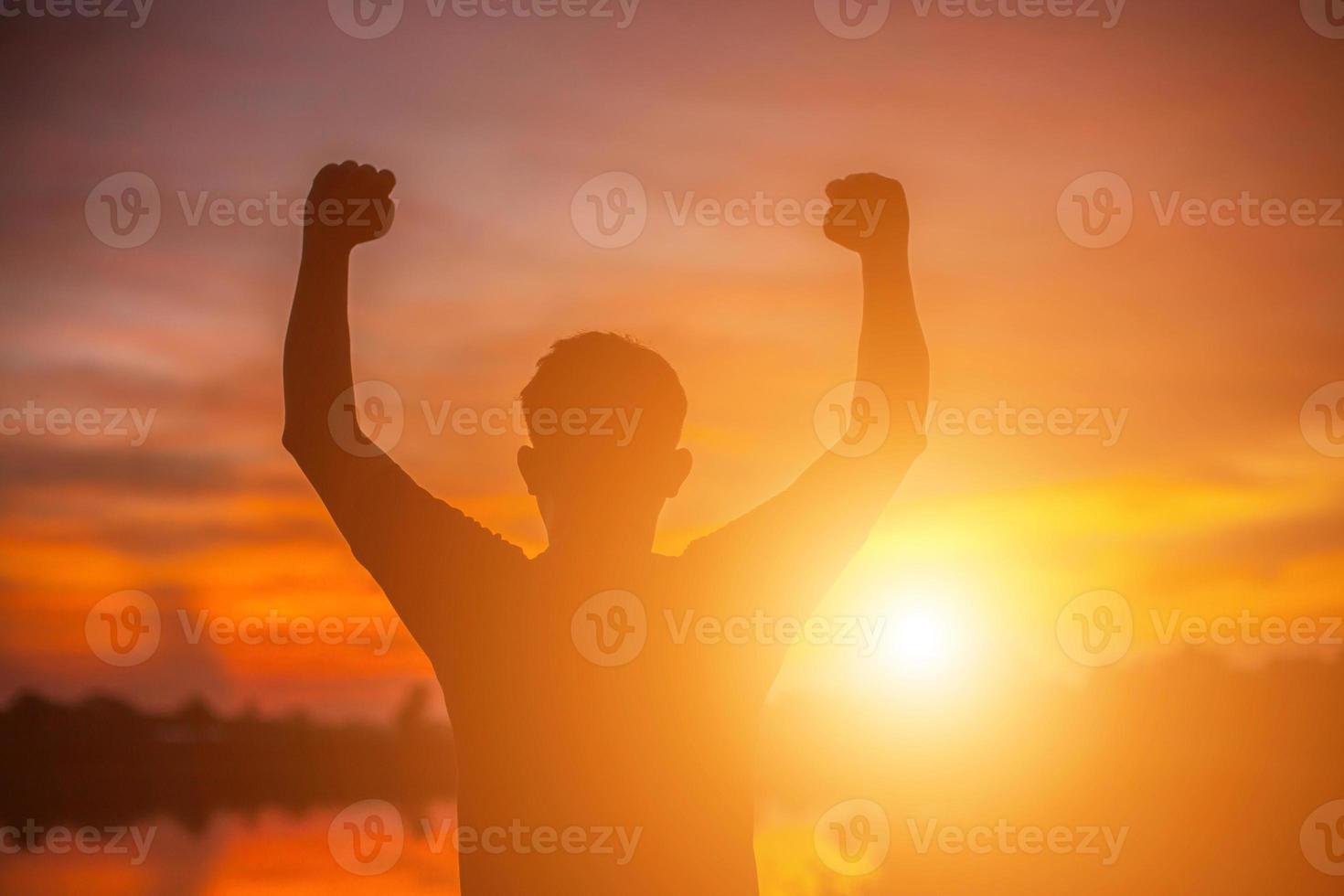 Mann im Sonnenuntergang foto