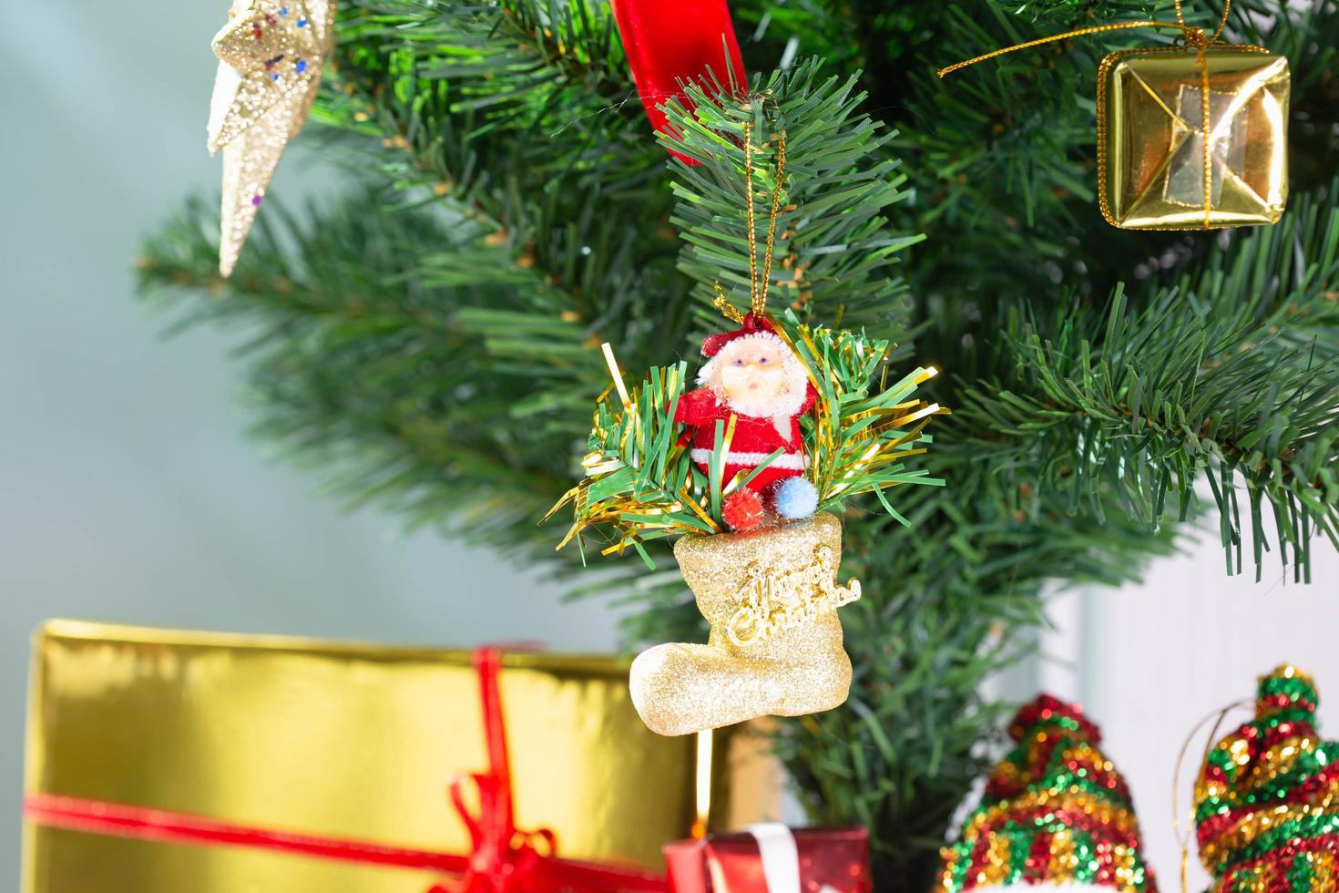 schönes geschenk mit weihnachtsschmuck. foto