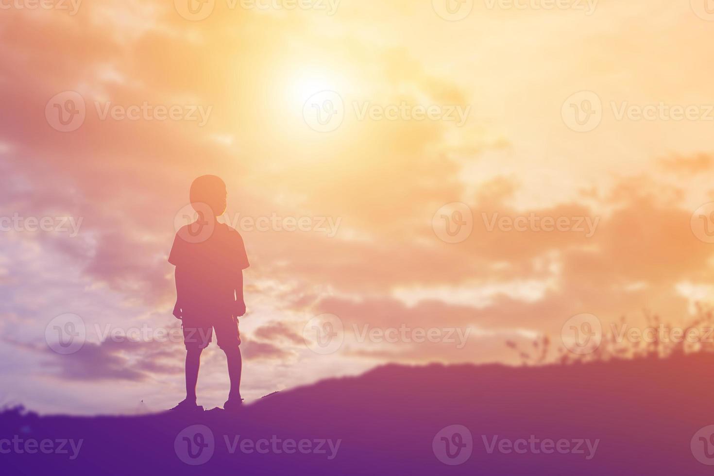 silhouette eines glücklichen kinder- und glücklichen zeitsonnenuntergangs foto