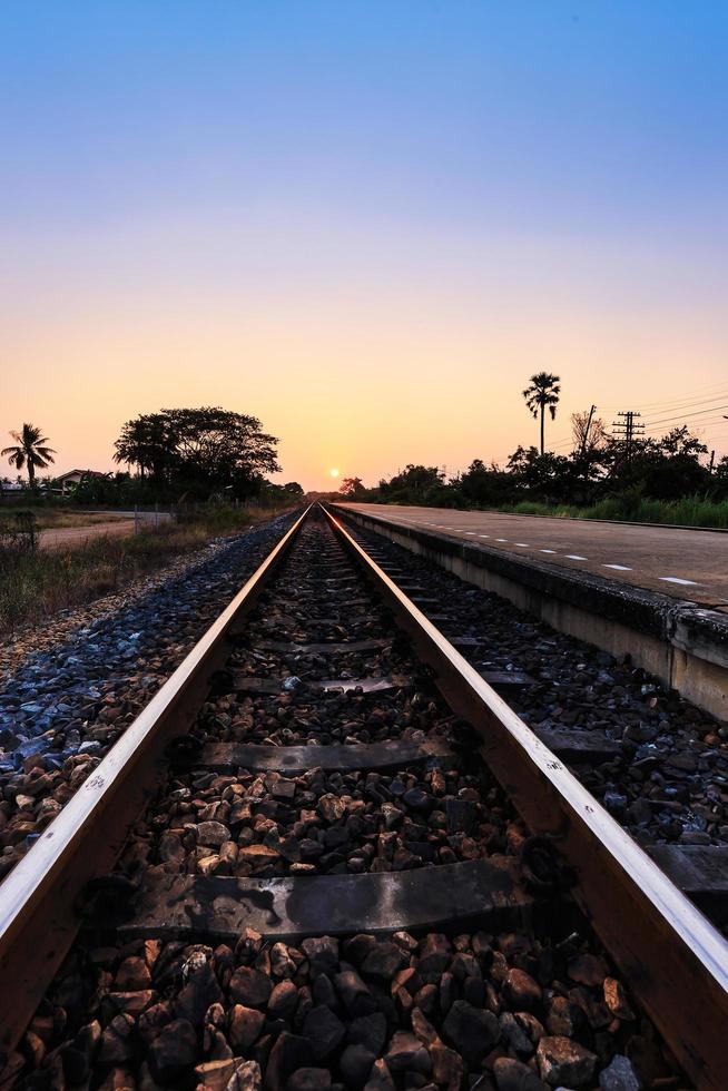 Sonnenuntergang über der Eisenbahn foto