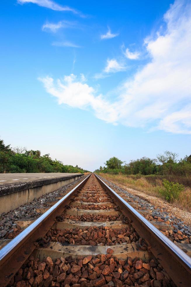 Bahngleise mit blauem Himmel am Abend foto