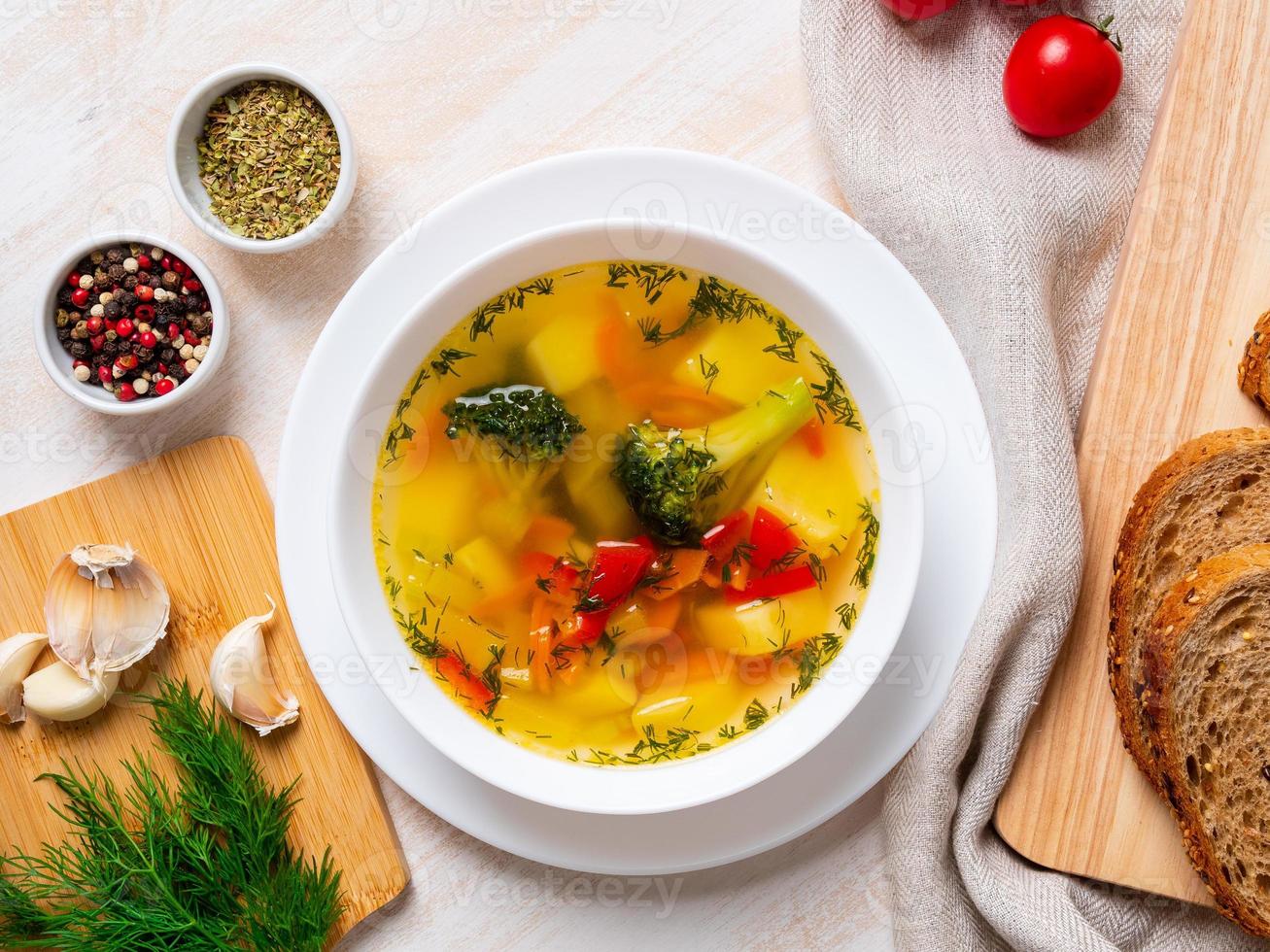gesunde, helle Frühlingsgemüse diätetische vegetarische Suppe mit Brokkoli, Draufsicht, Nahaufnahme foto
