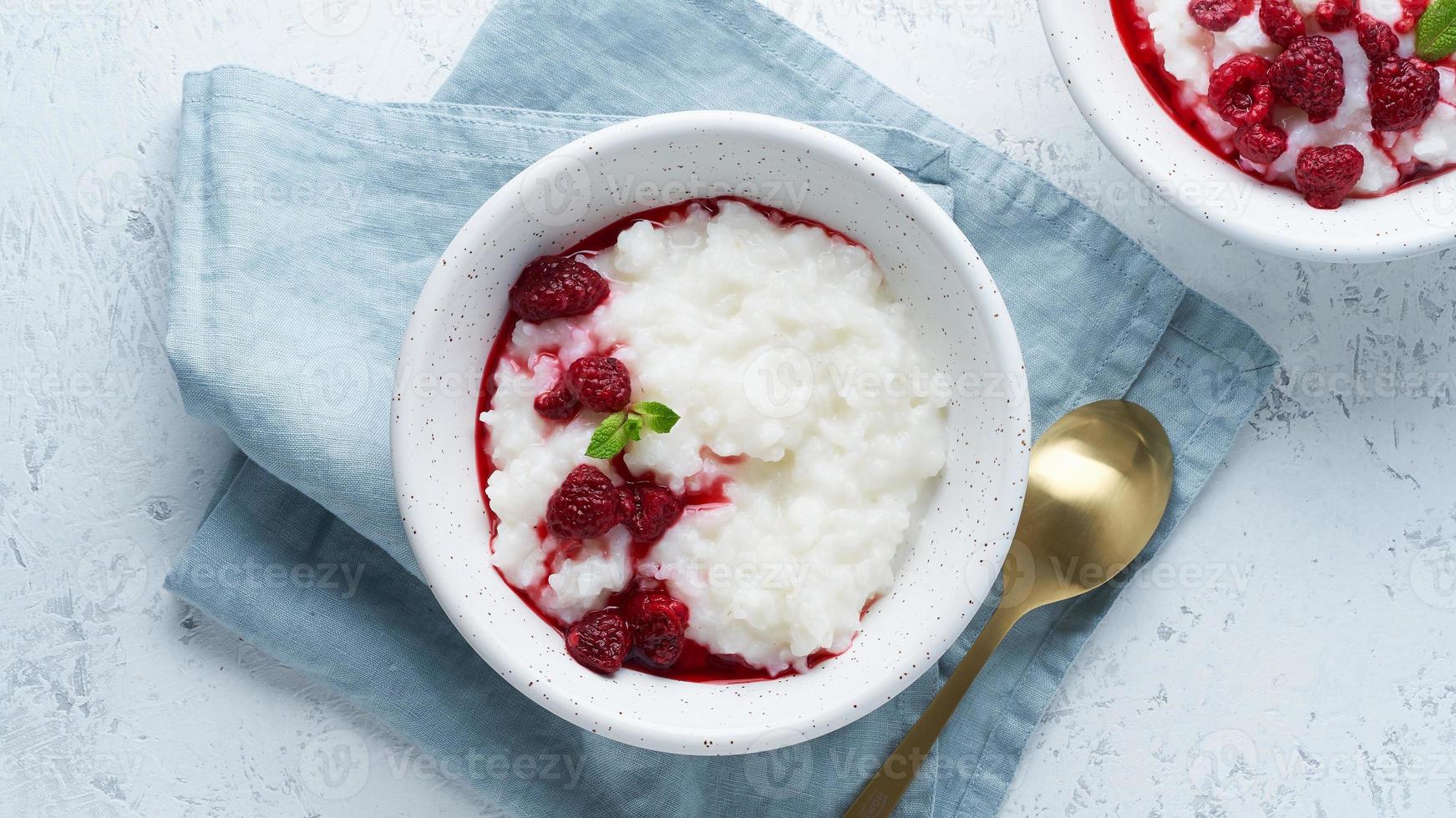 Reispudding. langes banner, veganes kokosdiätfrühstück mit kokosmilch, himbeere foto