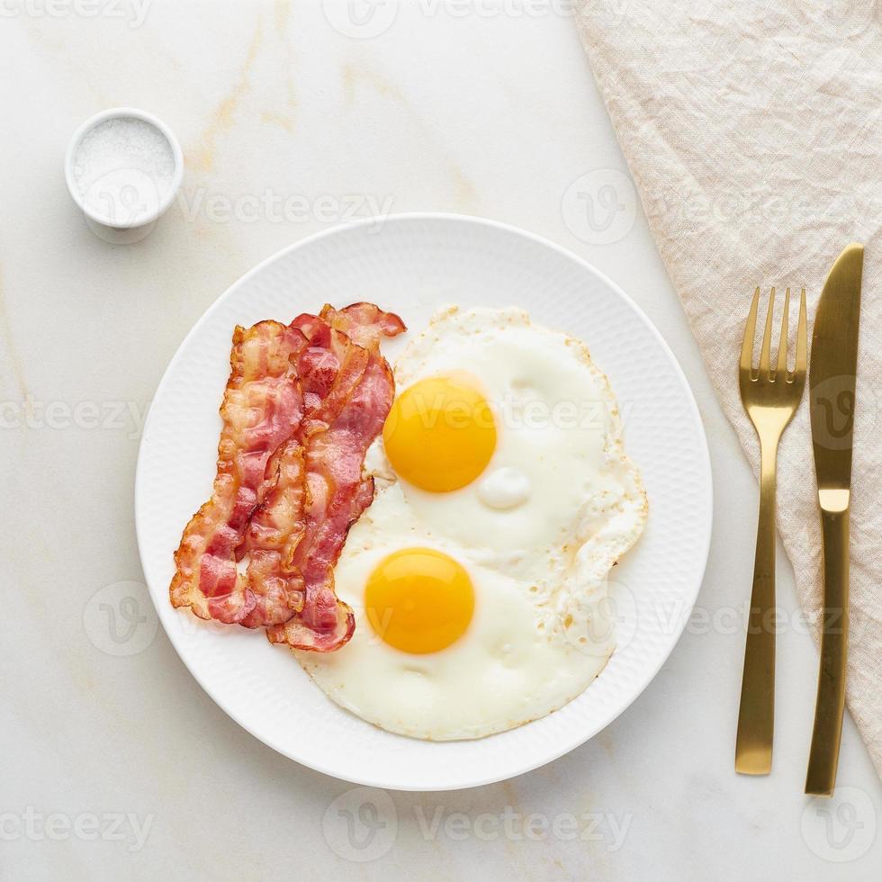 Omelette mit Speck Draufsicht Foodmap ketogene Diät, Schweinefleisch Hintergrund mit Salz und Handtuch foto