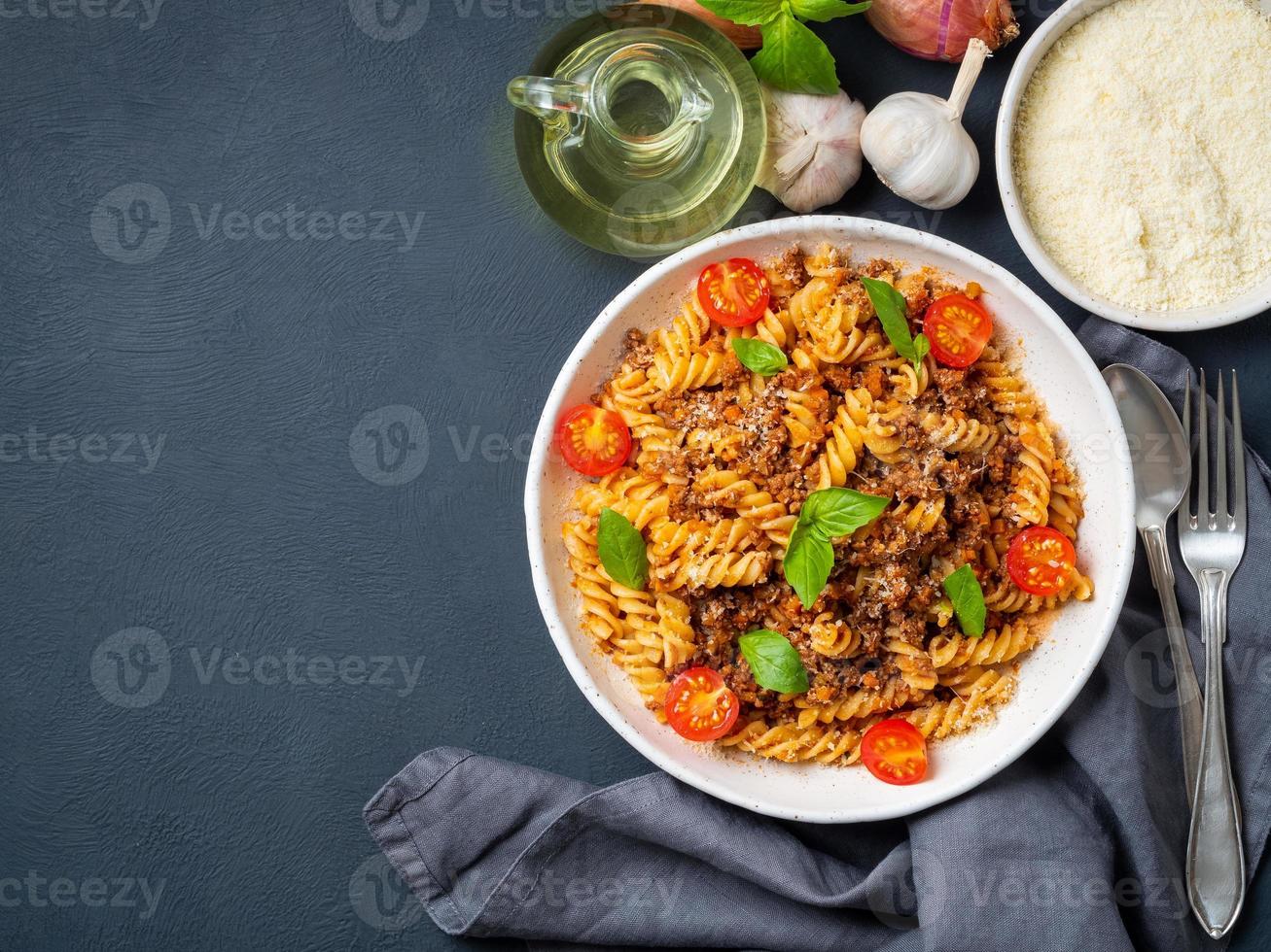 Bolognese-Nudeln. Fusilli mit Tomatensauce, Rinderhackfleisch foto