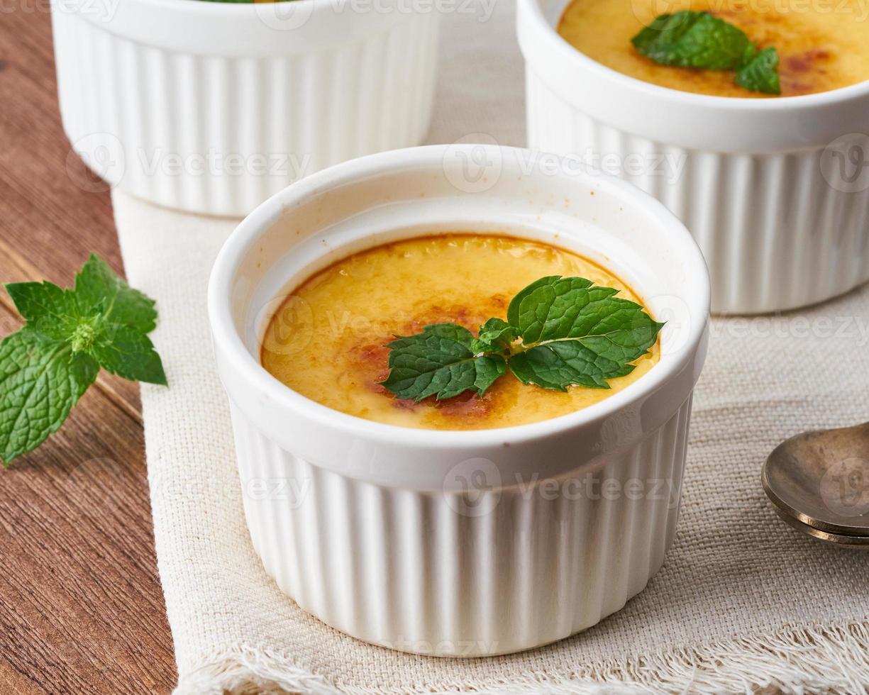 Crema Catalana, spanisches Dessert auf braunem Holztisch, Makro, glutenfreie Fodmap foto